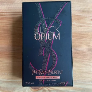 Black Opium Neon Eau de Parfum från Yves Saint Laurent - Säljer en flaska Black Opium Neon Eau de Parfum från Yves Saint Laurent 75 ml. Ej använd💕🌃