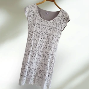 Vit spetsklänning från Massimo Dutti – Storlek 36–38 - Snygg och elegant spetsklänning från Massimo Dutti i storlek 36–38. Klänningen är i nyskick och endast använd en gång. Den har ett fint, detaljerat spetsöverdrag med ljusgrått foder, – perfekt för både sommarfester, bröllop eller andra speciella tillfällen. Måtten är 47 cm från ärmhåla till ärmhåla och längden är 91 cm.