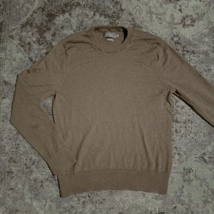 Riley Merinoull Crewneck - Mörkblå merinoull crewneck från Riley | Storlek = S fits XS | Skick = 9/10 inga defekter | Pris = 349kr🤝| Tveka inte på att höra av dig vid frågor eller funderingar!