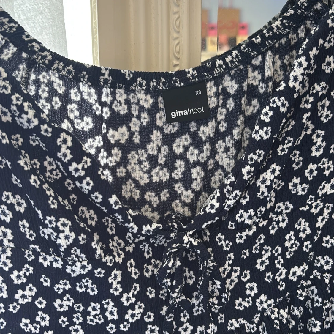 Svart blommig klänning från Gina Tricot - 1