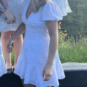 Vit klänning - Vit klänning som endast använd en gång på skolavslutningen i nian och inte kommit till användning sen dess. Så i väldigt bra skick!☺️