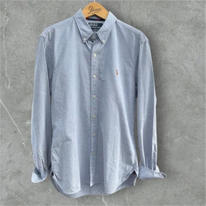 Ljusblå skjorta från Polo Ralph Lauren - Ljusblå skjorta från Polo Ralph Lauren i slim fit. / Storlek M 