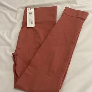 Rosa leggings från Lindex - Snygga rosa leggings från Lindex i en mjuk och stretchig kvalitet. Perfekta för en bekväm och stilren look. De har en ribbad detalj längs sidorna som ger en extra touch.Och den är inte använd.❤️den kostade 299kr men jag la den för 100kr.