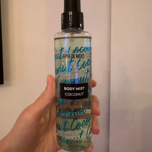 Body Mist Coconut från Flor de Mayo - Fräsch och exotisk body mist med kokosdoft från Flor de Mayo. Perfekt till sommaren!🥥