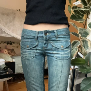 Blå jeans från Fornarina - Säljer de SNYGGASTE jeansen från ett gammalt 2000-tals märke Fornarina 🥹 Köpte de second hand i Malmö men har blivit alldeles för små för mig, så de behöver ett nytt hem nu! 💗 Storlek 27! (Skriv gärna ifall mått önskas!)