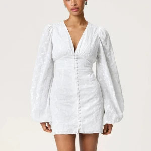 Vit adoore klänning - Super fin vit klänning från Adoore som jag älskar💕💕. Den har dock blivit lite hådare i matrealet (men inget som syns särskilt mycket) efter att jag tvättade den, och har inte heller testat att tvätta den efter de men den kan nog kanske bli bättre.💕Annars är klänningen som ny❤️Ordinare pris: 1495, säljer för 850. Pris går att diskutera vid snabb affär💕🌸