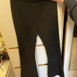 Svarta mjukisbyxor från Kappahl - Säljer ett par svarta byxor från Kappahl i storlek 158. Byxorna har en enkel design med en bekväm passform och är perfekta för vardagsbruk. De är tillverkade i ett mjukt material som ger en skön känsla. De är mjuka inuti.