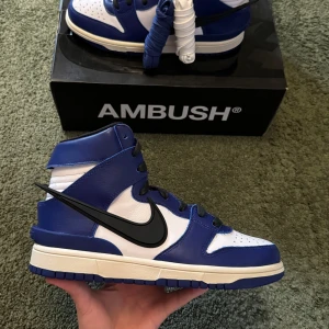 Nike dunk Ambush - Snygga blå och vita sneakers från Ambush med en unik design. Perfekta för sticka ut ! Unique piece that u wont see often!!