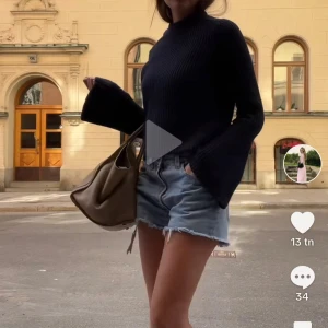 Stickad tröja från Hunkydory  - Mörkblå stickad tröja från Hunkydory. Storlek S