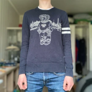 Mörkblå polo bear tröja från Ralph Lauren - Mörkblå polo bear tröja från Ralph Lauren i mycket bra skick. Tröjan är ack i barnstorlek som motsvarar typ S. Personen på bilden är 176 och väger 60 kg. Hör av er om frågor