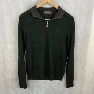 Morris halfzip - Riktigt soft halfzip av Morris. Enbart merinoull. Ungefär nyskick. Storlek XS, modellen är 185.