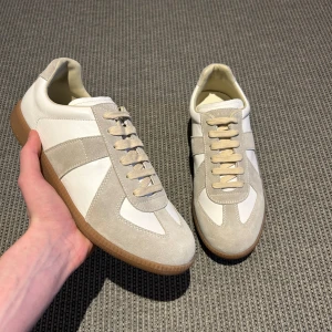 Maison margiela gats - Säljer dessa riktigt feta Maison Margiela gatsen. Dom är i storlek 42 och i nytt skick. Perfekta skor för våren och sommaren samt mycket stilrena. För minsta fundering, hör av dig👍🏻