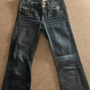 Lågmidjade/Low waisted boocut jeans - Skitsnygga mörkblå, low waisted, boocut jeans från Gina Young i stolen 164!!❣️ Passar mig som vanligtvis har 34/36 i jeans.🥰🥰  Bara använda några få gånger, som nya!!