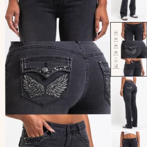 Svarta jeans med broderade fickor - Snygga svarta jeans med unika broderade fickor i form av vingar. Jeansen har en straight passform och är perfekta för en cool och avslappnad stil. De är tillverkade i ett slitstarkt material och har en klassisk femficksdesign. Köpt för ca 750kr och säljer för mindre men dom är oanvända och priset är inte satt i sten!
