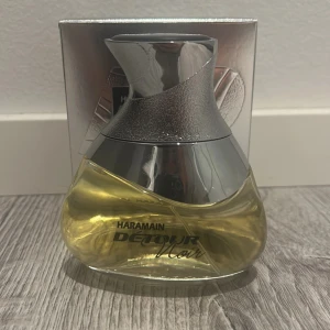 Haramain Detour Noir edp 100ml - Säljer en flaska av Haramain Detour Noir Eau de Parfum. Det finns 90 av 100ml. Den har en mint not som inte är listad på fragrantica. Likar en nänd doft (pdm layton) och är mycket värd pengarna