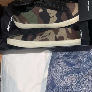 Camouflage sneakers från Saint Laurent - Snygga skor från Saint Laurent  kom privat för mer frågor eller bilder 