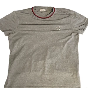 Moncler t shirt  - Gammal modell men bra skick skriv för fler bilder stolek xl men passar L/M 