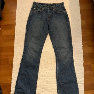 Levi's 525 jeans - Säljer ett par klassiska Levi's 525 jeans i blå denim. De har en rakstil och är normalmidjade med fem fickor och dragkedja. Perfekta för en avslappnad look.