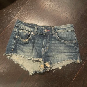 Low waist jeans shorts - Snygga lågmidjade jeans shorts i storlek 36, Midjemåttet är 86 cm runt om och 37 cm rakt över💕