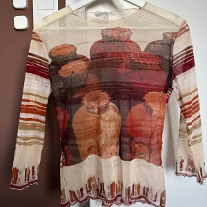 Unik mesh tröja  - Sjukt cool, säljer då jag känner att jag ej passar i beige.  Köpt på utvald vintage butik, aldrig använd, i fint skick.   Storlek- 38/40, liten i storleken   Axlar  ~ 37 cm Armlängd ~ 42 cm  Bredd Underarm ~ 42 cm Längd ~ 52 cm Bredd på tröjan, längst ner ~ 40 cm