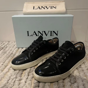 Lanvin DBB1 Cap Toe Sneakers Skor Svarta - Snygg Lanvins i utmärkt skick || Storlek: UK-8 (43) || Köptes helt nya för någon månaden sedan, använda sparsamt sen dess || Låda och dustbag tillkommer 