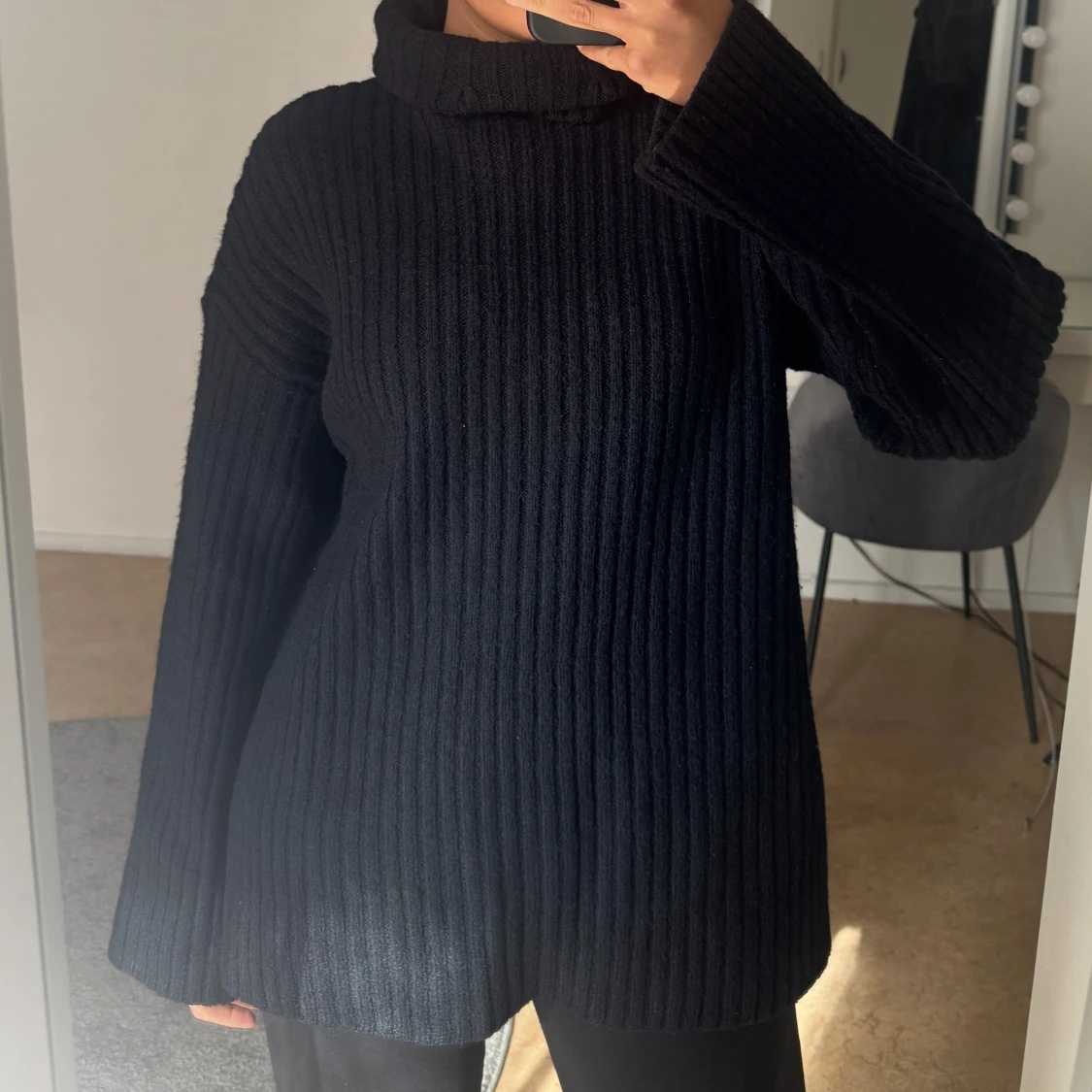 Svart ribbad polotröja