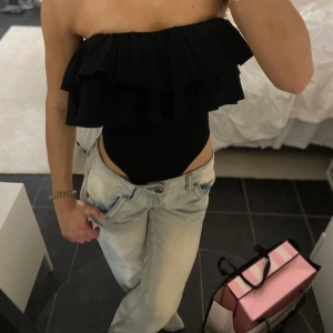 Zara volang body - Jag säljer denna supersnygga bodyn från Zara! Hör av er vid intresse💖