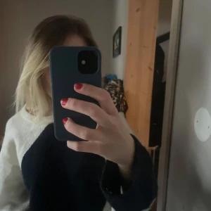 Vit och mörkblå tröja - Säljer en såå fin tröja som är vit och mörkblå!💝💝från Gina Young! Passar xxs-s!❤️‍🔥