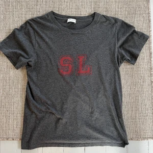 Saint Laurent t-shirt - Grå T-shirt med röd logo från saint Laurent (Hedi era) Bra skick strl S. Hojta gärna till om fler bilder eller frågor 🙌