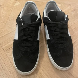 Valentino flycrew med nitar - Snygga svarta flycrews från Valentino i storlek 39 men passar även 40. Bra skick. Två nitar saknas på höger sko (se bild). Alla nitar på plats på vänster sko. Nypris 5 000 men säljer nu för 2000.