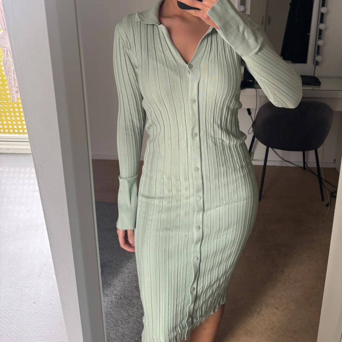 Ljusgrön ribbad klänning