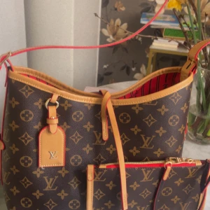 Brun monogram axelväska - Snygg brun axelväska med klassiskt monogrammönster. I nyskick 