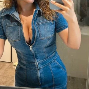 Jeans Jumpsuit - Blå trendig jeans jumpsuit från shein, bra material och aldrig använd då den var för kort på mig. Passar någon kort, skulle säga mellan 155-160🩷nypris 350 och är nu slutsåld 