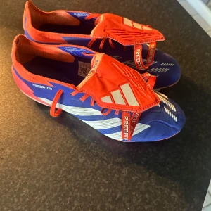 Adidas Predator elite fold over  - Mycket bra skick, köpta för 3299 i vintras, elite bag följer med. Skicka gärna prisförslag