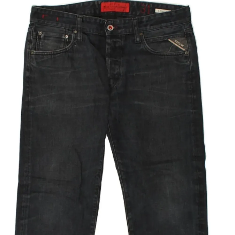 Snygga svarta jeans från Replay med klassisk femficksdesign och knappgylf. Jeansen har en mörk tvätt och subtila röda detaljer vid fickorna. Perfekta för en stilren look. Etikettstorlek: 31 Märke: Replay Storlek: 31 Färg: Marinblå Mönster: Inget mönster Material: N/A Typ: Jeans Stil: Designer Knäppning: Knapp Passform: Vanlig Längd (tum): 26 Midja (tum): 31 Stigning (tum): Ultralåg (mindre än 8 tum) Skick: Bra . Farkut & Housut.