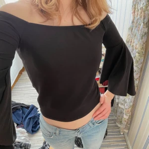 Off-shouler top 🕸️🖤 - En witchy off-shoulder top med vida trumpetärmar! Från gina tricot. Passar storlek S och i bra skick, aldrig använd