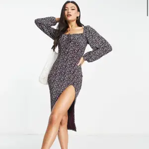 Superfin somrig klänning med slits på ena låret. Köpt från missguided förra sommaren, hade den liggandes och skulle äntligen testa den till sommaren men den är för liten för mig. Utan prislapp men helt ny!