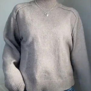 Stickad polotröja  - Stickad polotröja i superbra skick! Storlek S, tröjan är kall brun/grå färgad