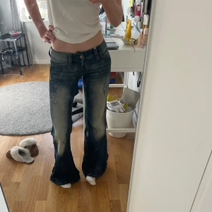 Lågmidjade jeans - Superfina Lågmidjade bootcut jeans som endast är testade. Säljer då jag dragit av lappen och de inte går att skicka tillbaka. Storlek 25/30 + stretch. Köpta för 399 men säljer nu för 330 (pris kan diskuteras vid snabb affär)