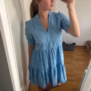 Ljusblå klänning  - Säljer min superfina blåa klänning från Y.A.S as fin till sommaren!💕inköpspris 850kr