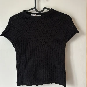 Svart kortärmad topp från Zara - Snygg svart topp från Zara 