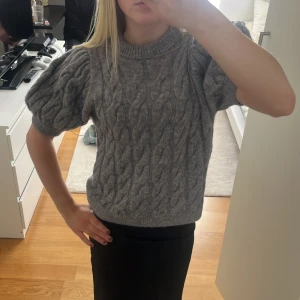 Stickad kortärmad tröja - hejjjj, säljer denna fina gråa stickade tröjan från Gina. Köpt för 400kr och använd några få gånger. Tröjan sitter bra på mig som vanligtvis har xs/s på tröjor💞