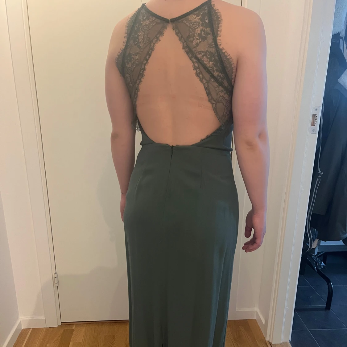 Grön balklänning med spetsdetaljer - 1