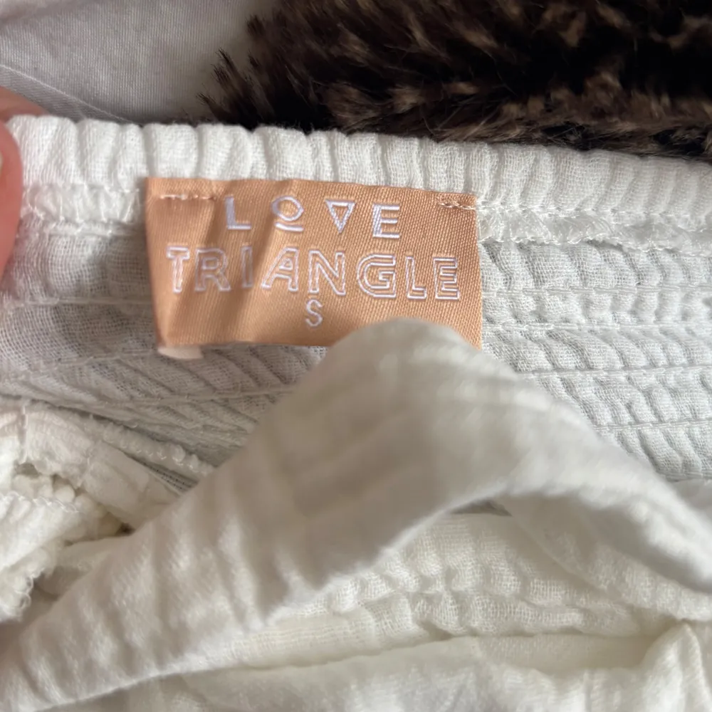 Säljer en söt vit klänning från Love Triangle. Klänningen har en knytning framtill och korta ärmar och lätta volanger. Perfekt nu tills studenten eller annan skola avslutning . Mekot.