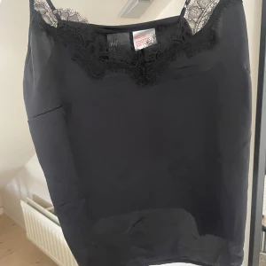 Spetslinne - Svart spets linne från H&M, aldrig använd därmed toppen skick