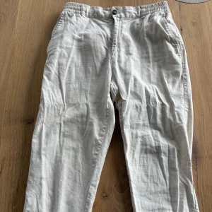 Beige linnebyxor LES DEUX - Beige linnebyxor från les deux i mycket bra skick. Storlek S - regular fit. 