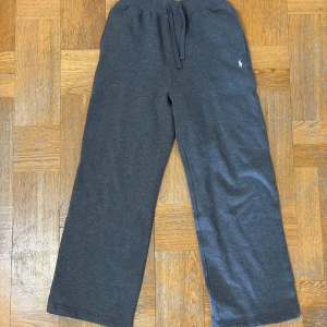 Grå mjukisbyxor från Ralph Lauren - Säljer ett par grå mjukisbyxor från Ralph Lauren med broderad logga på sidan. 