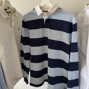 Ralph Lauren tröja - Polo Ralph Lauren tröja Storlek: M (Passar också L) | Färg: randig Klassisk modell, i fint skick – inga fläckar eller slitage. Kvalitativ och tidlös, passar både till vardags och finare tillfällen.✨👕  Snabb leverans 🚚 och extra bilder får du gärna fråga om!