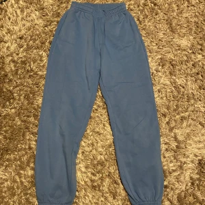 Blå mjukisbyxor från Gina Tricot - Blå mjukisbyxor från Gina Tricot. Extremt sköna! Bra skick!