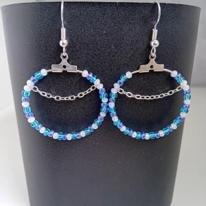 Blå pärlörhängen med kedjedetalj - Egentillverkade örhängen. Öronkroken är nickelsäker och aldrig använda